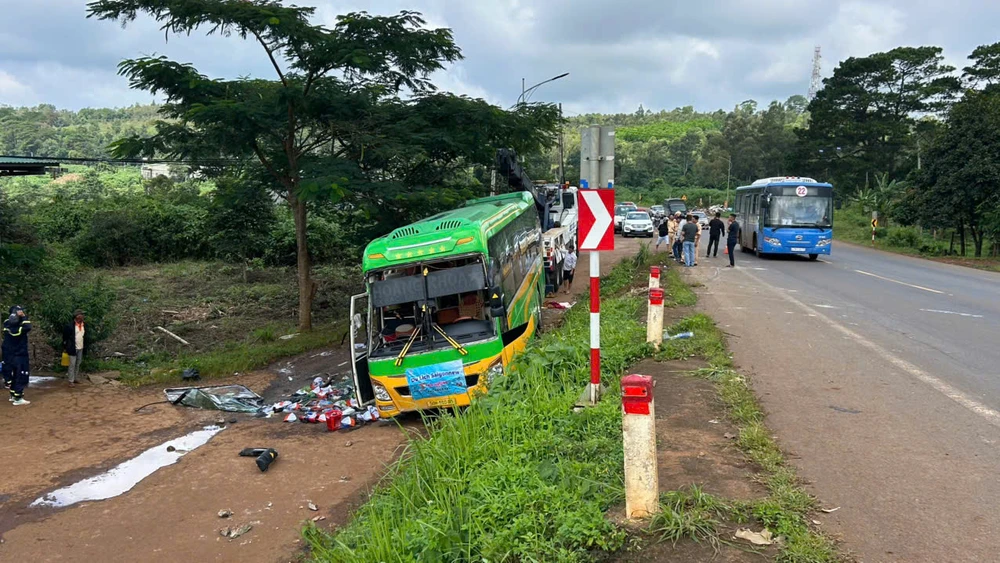 lật xe khách 1.jpg