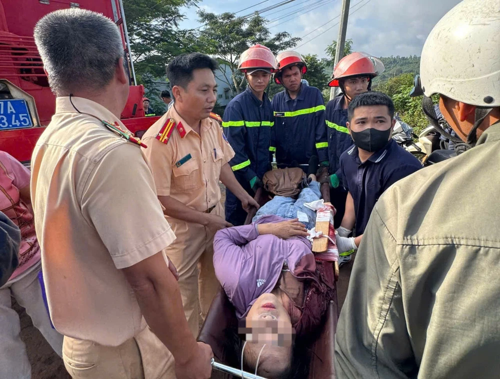 LẬT XE KHÁCH 22.jpg