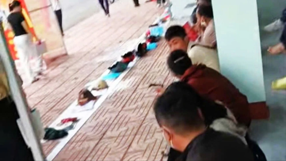 xếp hàng bằng nón bảo hiểm.jpg