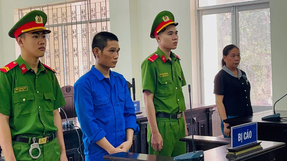 cúi đầu xin lỗi mẹ.jpg