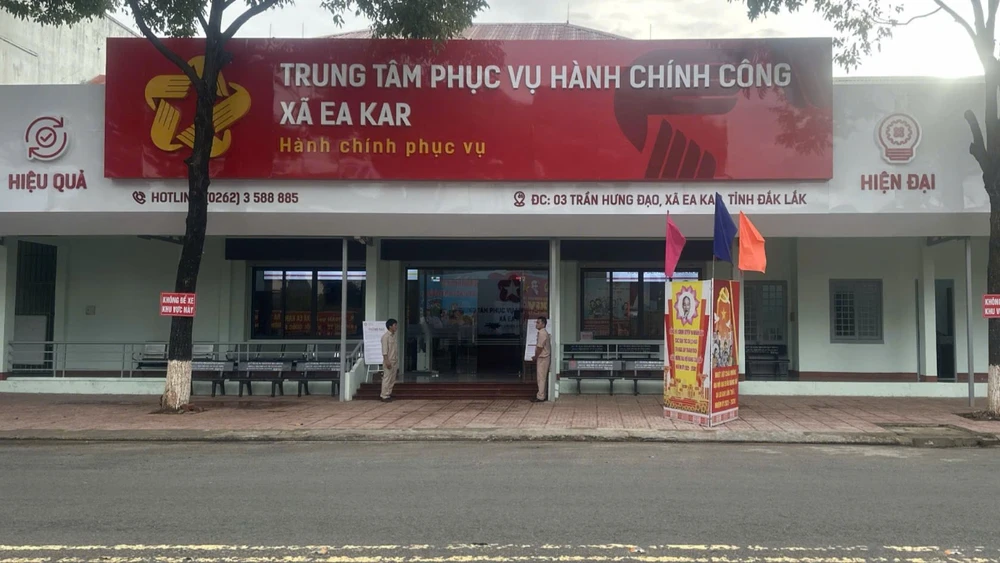 xếp hàng bằng nón bảo hiểm 12.jpg