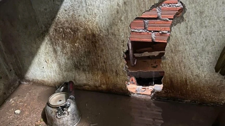 ngập gần nửa căn nhà 1.jpg