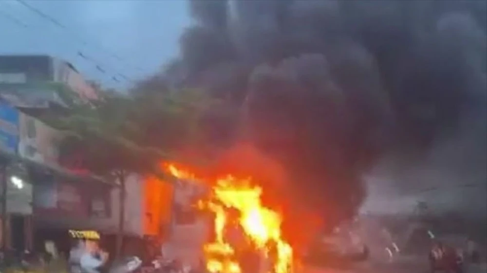 cháy xe container.jpg