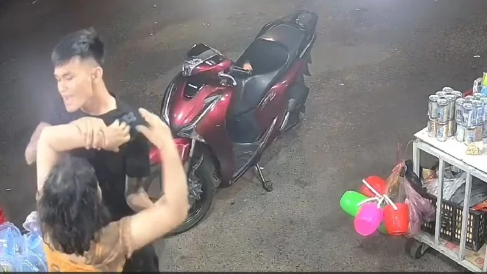 Thanh niên đánh phụ nữ đang mang thai rồi hỏi 'Biết tao là ai không'