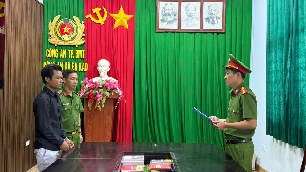 Nam thanh niên dụ dỗ bé gái vào căn chòi để làm bậy