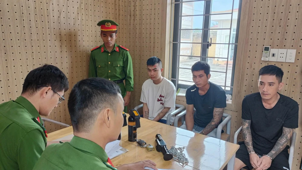 nữ nhân viên.jpg