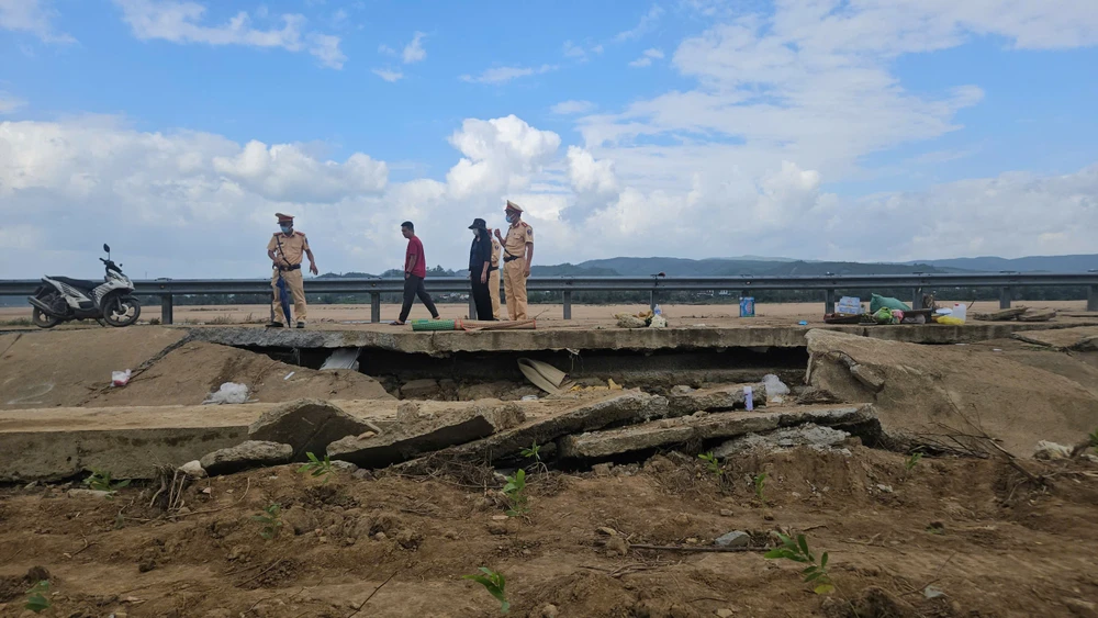 sập bờ kè 1.jpg