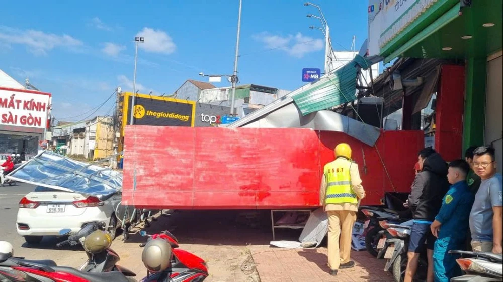 sập biển quảng cáo.jpg