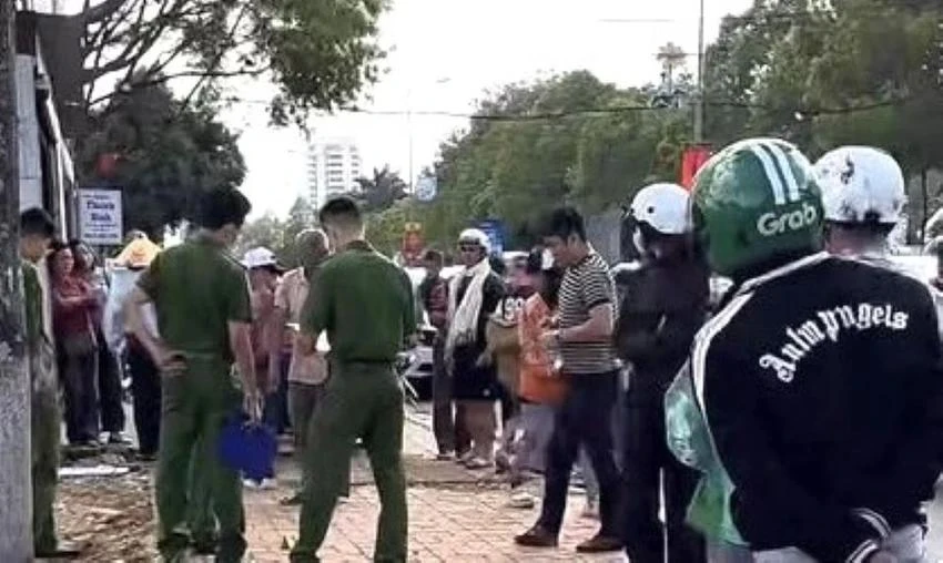 Khu vực phát hiện thi thể trẻ sơ sinh. Ảnh: T.N trẻ sơ sinh.jpg