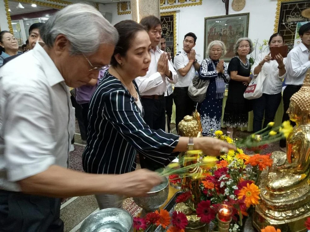 Người dân 5 nước Đông Nam Á rộn ràng lễ tắm Phật ảnh 4