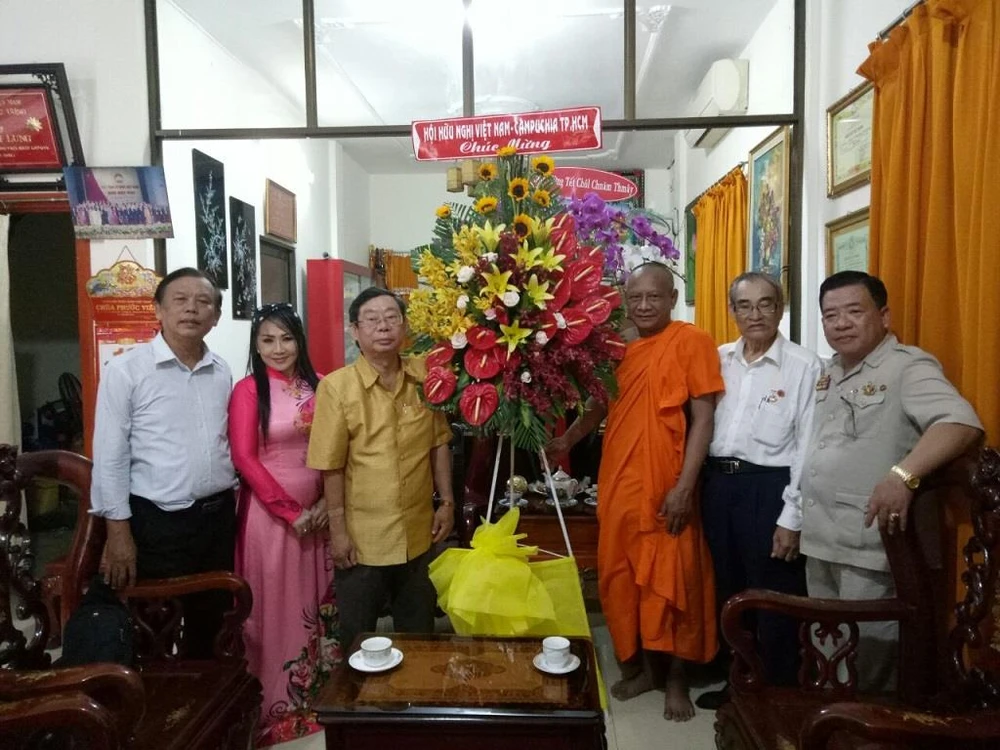 Người dân 5 nước Đông Nam Á rộn ràng lễ tắm Phật ảnh 3