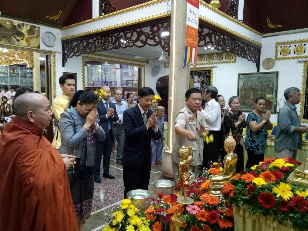 Người dân 5 nước Đông Nam Á rộn ràng lễ tắm Phật ảnh 2