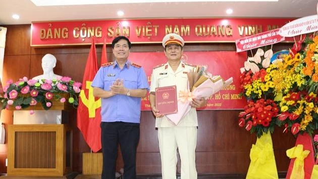 Ông Nguyễn Quang Dũng (trái), Phó Viện trưởng VKSND tối cao trao Quyết định điều động, bổ nhiệm cho ông Huỳnh Văn Ri. Ảnh: Cổng thông tin điển tử VKSND cấp cao tại TP.HCM.