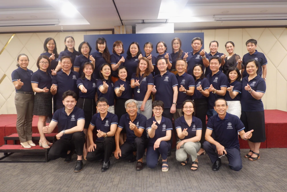 Ban tổ chức và người tham dự chụp ảnh lưu niệm. Ảnh: TRÚC PHƯƠNG