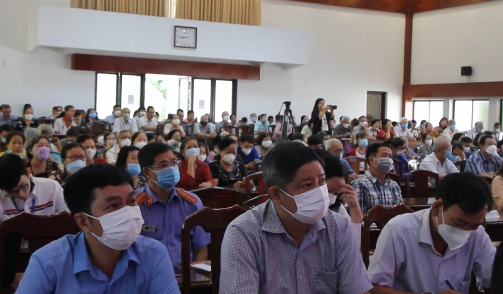 Buổi tiếp xúc được nhiều cử tri quan tâm, đến tham dự và đặt câu hỏi. Ảnh: MINH HOÀNG