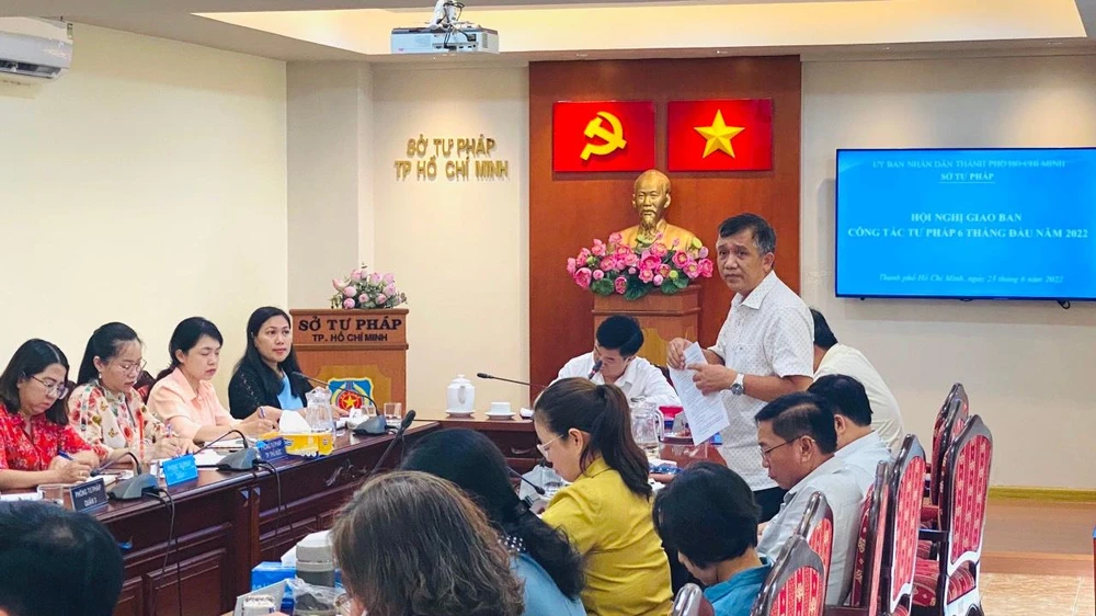 Ông Nguyễn Triều Lưu, Trưởng phòng Hộ tịch - Quốc tịch, Sở Tư pháp TP. HCM trao đổi về vướng mắc trong thí điểm cấp bản sao hộ tịch không phụ thuộc nơi cư trú. Ảnh: STP