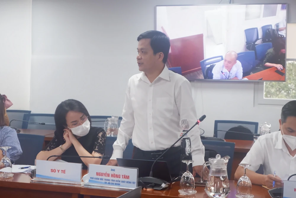 Ông Nguyễn Hồng Tâm, Phó Giám đốc phụ trách Trung tâm Kiểm soát bệnh tật (CDC) TP.HCM trả lời câu hỏi của báo chí về phản ánh thiếu vaccine. Ảnh: TRÚC PHƯƠNG