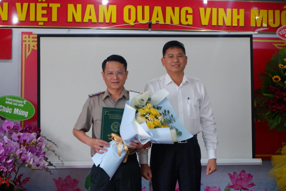 Ông Nguyễn Văn Hòa nhận quyết định bổ nhiệm chấp hành viên cao cấp. Ảnh: TRÚC PHƯƠNG