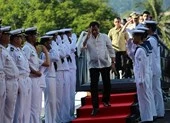 Ông Duterte thăm tàu sân bay lớn nhất Nhật Bản