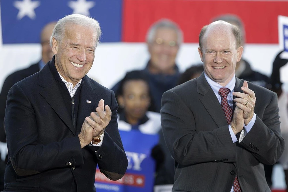 Ông Joe Biden (trái), thời còn làm Phó tổng thống Mỹ, và ông Chris Coons lúc còn vận động tranh cử chiếc ghế thượng nghị sĩ bang Delaware hồi năm 2010. Ảnh: AP
