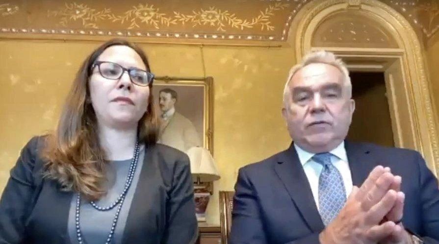 Bà Laura Rosenberger và ông Kurt Campbell - hai quan chức Mỹ dã tổ chức họp với các đại diện chính phủ Anh. Ảnh: STANFORD.EDU