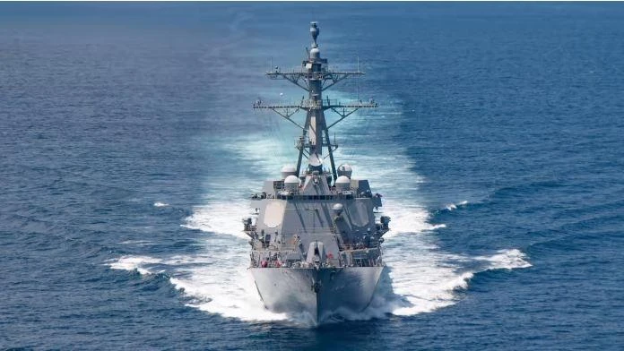 Tàu khu trục Mỹ USS Kidd quá cảnh eo biển Đài Loan hồi tháng 8-2021. Ảnh: NIKKEI