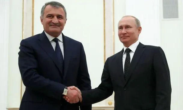 Lãnh đạo Nam Ossetia Anatoly Bibilov và Tổng thống Nga Vladimir Putin. Ảnh: REUTERS