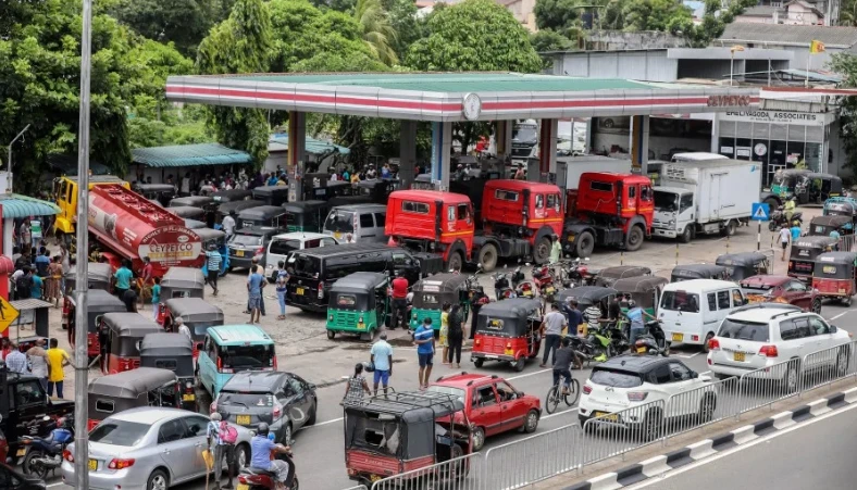 Xe cộ xếp hàng chờ đổ xăng tại Colombo. Ảnh: EPA