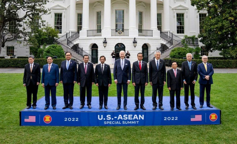 Tổng thống Mỹ Joe Biden chụp ảnh chung với các lãnh đạo ASEAN. Ảnh: AFP