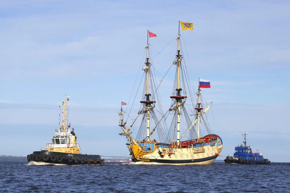 Bản sao chiến thuyền buồm Poltava có mặt tại buổi diễu binh trên sông Neva, TP St.Petersburg, Nga, ngày 31-7. Ảnh: ST. PETERSBURG GUIDE