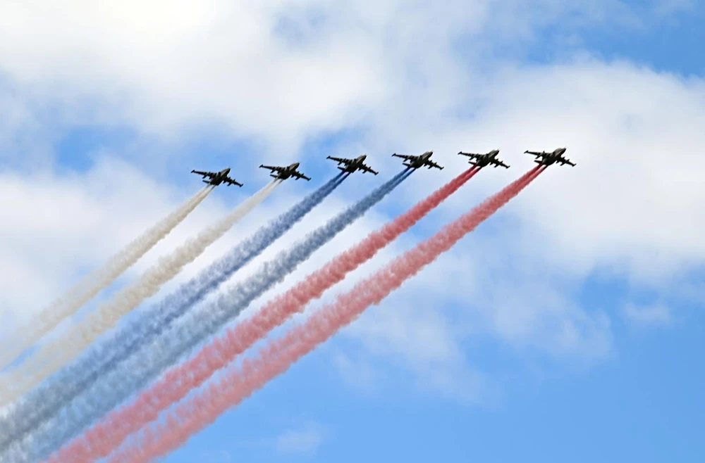 Buổi diễu binh kết thúc bằng màn trình diễn của hàng chục máy bay chiến đấu Hải quân. Ảnh: SPUTNIK