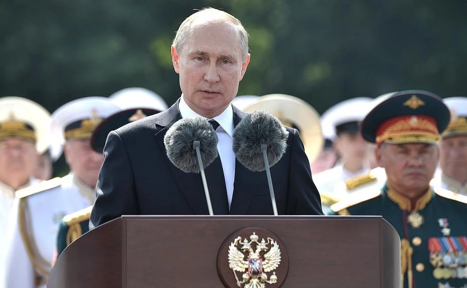 Tổng thống Vladimir Putin phát biểu khai mạc buổi diễu binh mừng Ngày Hải quân Nga tại TP St.Petersburg ngày 31-7. Ảnh: ĐIỆN KREMLIN