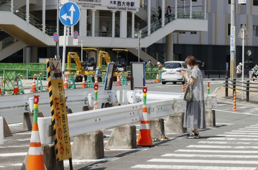 Một phụ nữ cầu nguyện gần nơi cựu Thủ tướng Shinzo Abe bị ám sát ở TP Nara hồi tháng trước. Ảnh: KYODO NEWS Một phụ nữ cầu nguyện gần nơi cựu Thủ tướng Shinzo Abe bị ám sát ở TP Nara hồi tháng trước. Ảnh: KYODO NEWS