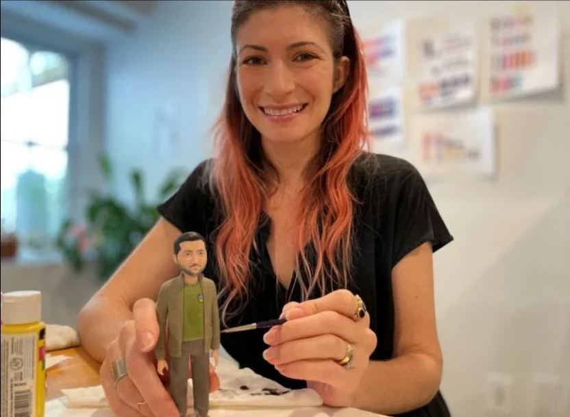 Bà Alyssa Zeller Feinberg, giám đốc thiết kế của Công ty FCTRY, và nguyên mẫu tượng ông Zelensky. Ảnh: REUTERS