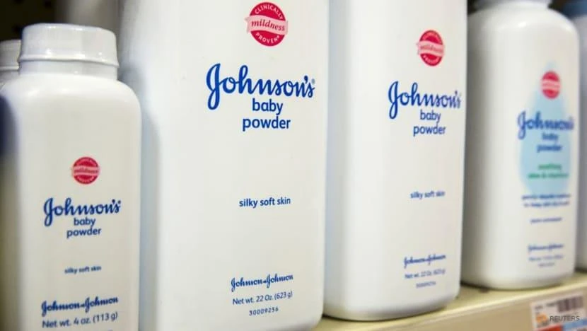 Ảnh 1: Sản phẩm phấn rôm trẻ em của Johnson &amp; Johnson. Ảnh REUTERS