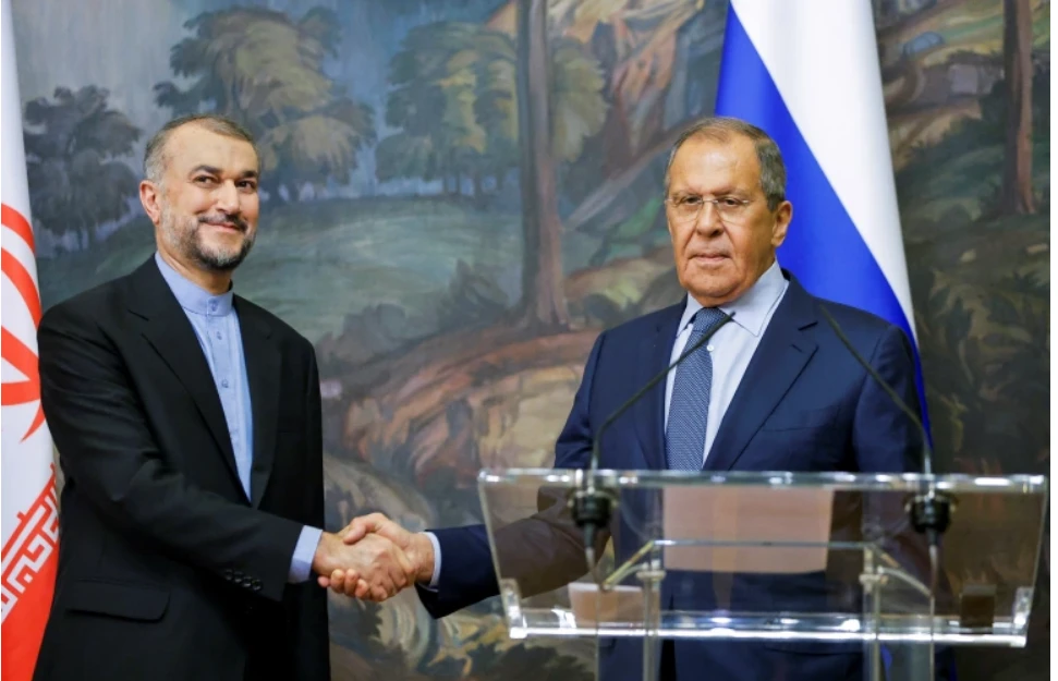 Ngoại trưởng Iran Hossein Amirabdollahian và Ngoại trưởng Nga Sergey Lavrov trong cuộc họp báo ở Moscow ngày 31-8. Ảnh: REUTERS