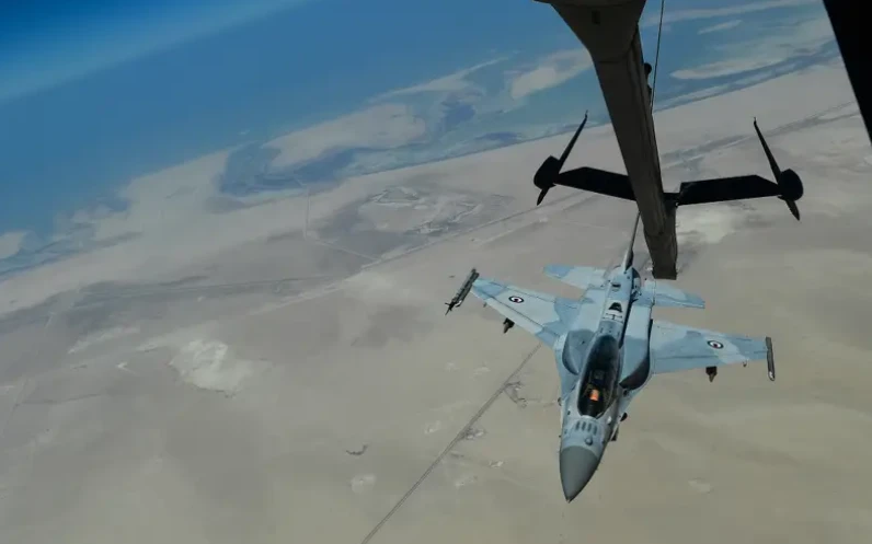 Một chiếc F-16 của UAE chuẩn bị kết nối với máy bay tiếp dầu KC-10 của Không quân Mỹ vào tháng 8 năm 2019. Ảnh: US AIR FORCE Một chiếc F-16 của UAE chuẩn bị kết nối với máy bay tiếp dầu KC-10 của Không quân Mỹ vào tháng 8 năm 2019. Ảnh: US AIR FORCE