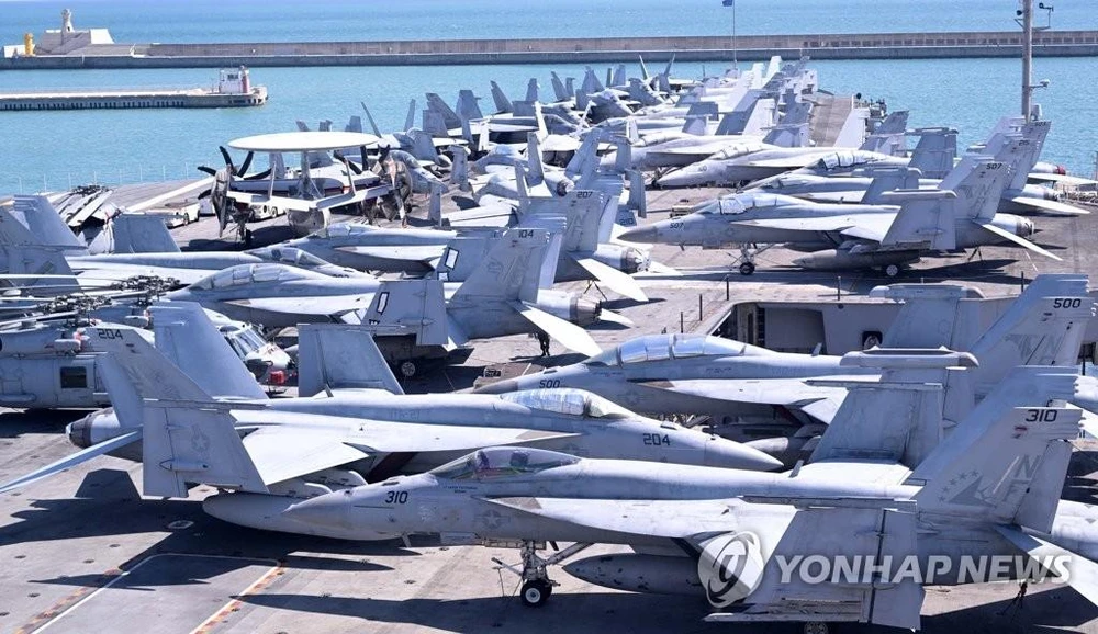 Máy bay quân sự trên tàu sân bay USS Ronald Reagan của Mỹ khi ở TP Busan (HQ) ngày 23-9. Ảnh: YONHAP