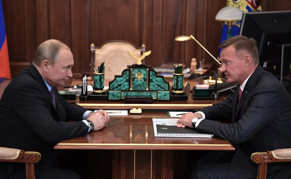 Ông Roman Starovoit (phải) trong một cuộc gặp Tổng thống Nga Vladimir Putin. Ảnh: KREMLIN.RU