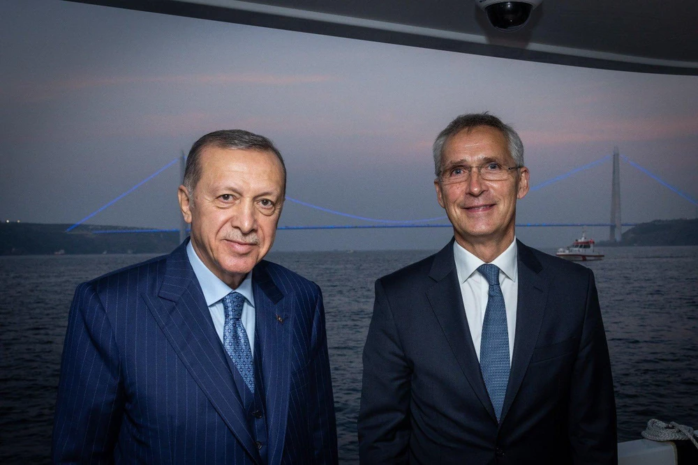 Tổng thống Thổ Nhĩ Kỳ Recep Tayyip Erdogan (trái) và Tổng thư ký NATO Jens Stoltenberg. Ảnh: TWITTER