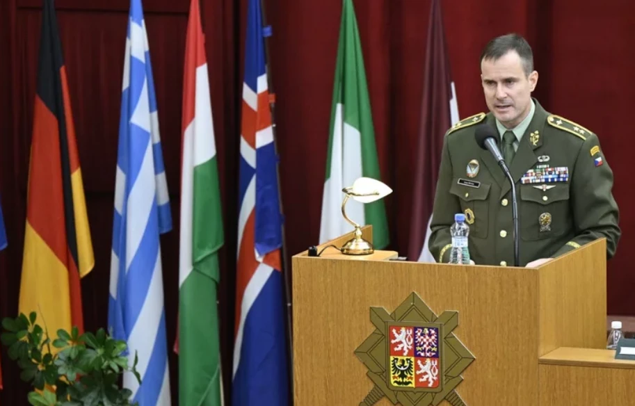 Tổng tham mưu trưởng quân đội CH Czech – ông Karel Rehka phát biểu tại cuộc họp. Ảnh: BLESK