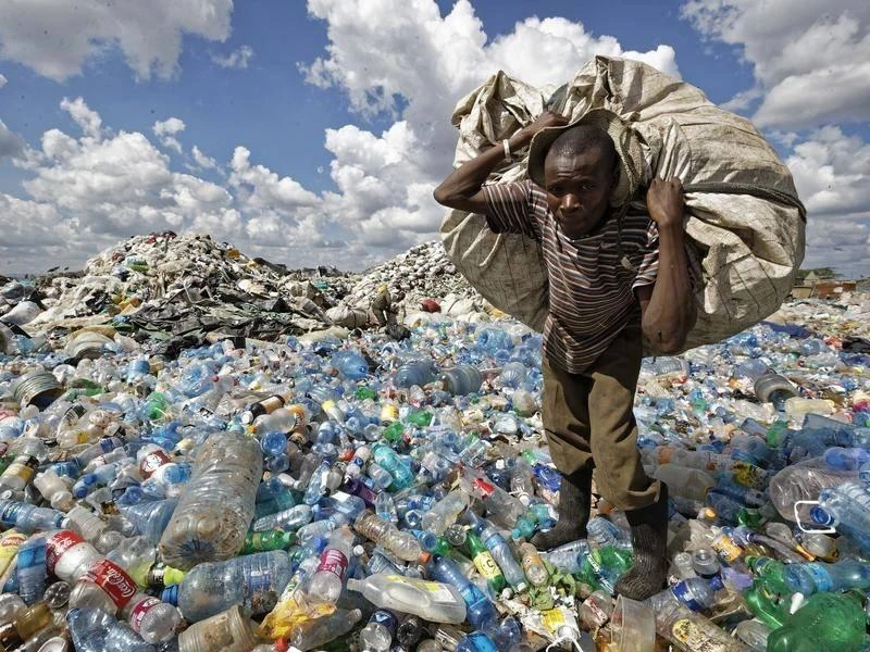 Tổ chức Greenpeace lo ngại nếu không có một hiệp ước mạnh mẽ, sản lượng nhựa toàn cầu có thể tăng gấp đôi trong 10 -15 năm tới và tăng gấp ba vào năm 2050. Điều này sẽ càng khiến lượng rác nhựa tăng lên ở các bãi rác và hệ sinh thái nước. Ảnh: AP