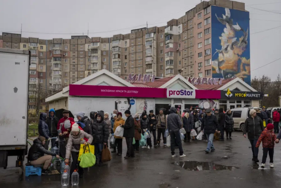 Người dân xếp hàng chờ lấy nước uống ở thành phố Kherson, miền nam Ukraine hôm 24-11. Ảnh: AP