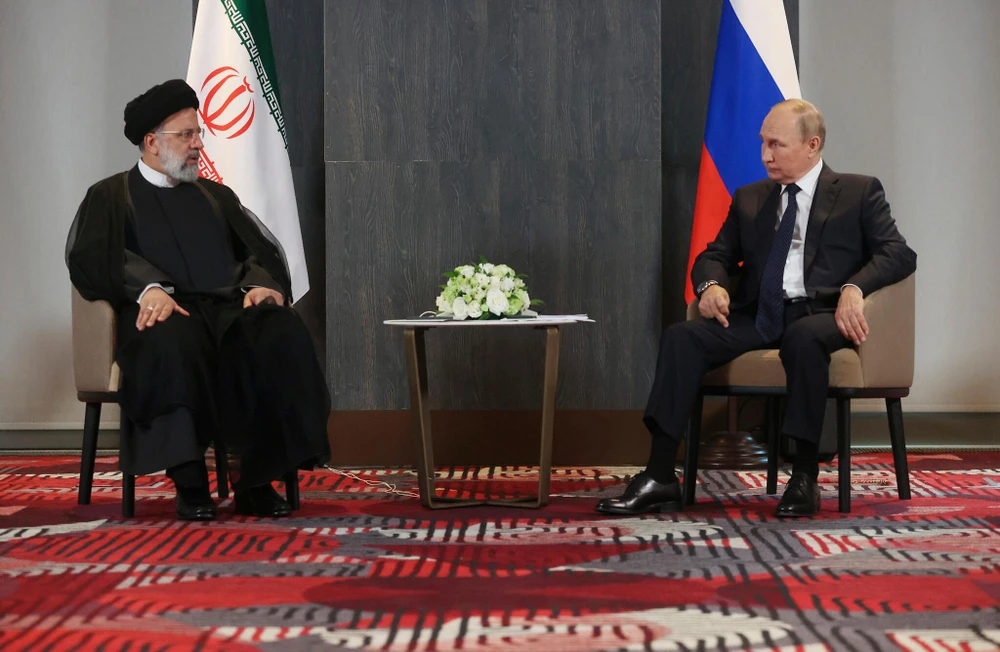 Tổng thống Iran Ebrahim Raisi (trái) gặp Tổng thống Nga Vladimir Putin bên lề Hội nghị thượng đỉnh của Tổ chức Hợp tác Thượng Hải (SCO) ở Kazakhstan hồi tháng 9. Ảnh: AP