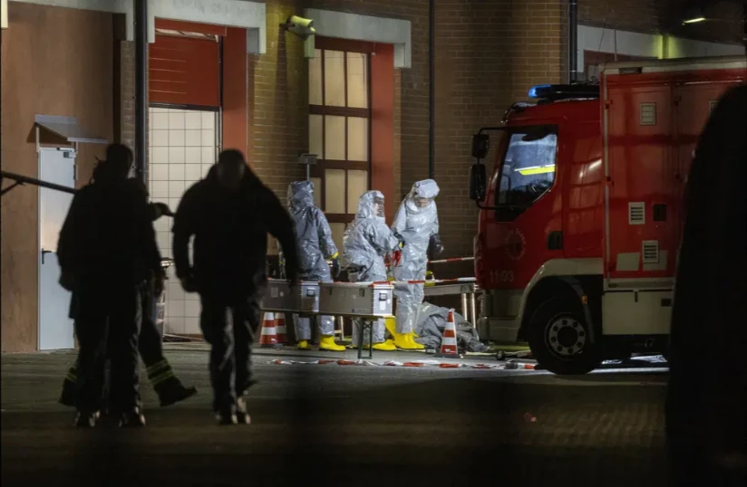 Giới chức Đức tiến hành thu thập chứng cứ tại nơi ở của hai anh em người Iran. Ảnh: AP