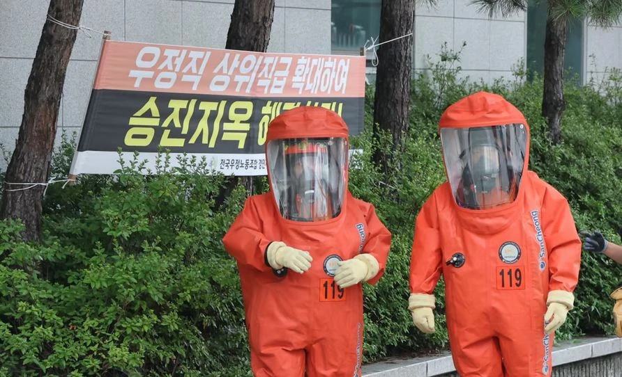 Lính cứu hỏa được điều đến một bưu điện ở Seoul sau khi phát hiện một bưu kiện đáng ngờ ở đó hôm 21-7. Ảnh: YONHAP