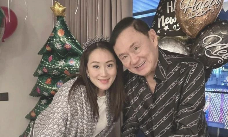 Bà Paetongtarn Shinawatra (trái) và cha mình - cựu Thủ tướng Thái Lan Thaksin Shinawatra. Ảnh: INSTAGRAM