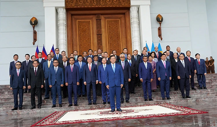 Ông Hun Manet (người đứng trước) và các thành viên nội các sắp nhậm chức chụp hình chung tại bữa ăn tối do Thủ tướng sắp mãn nhiệm Hun Sen chủ trì ngày 10-8. Ảnh: KHMER TIMES