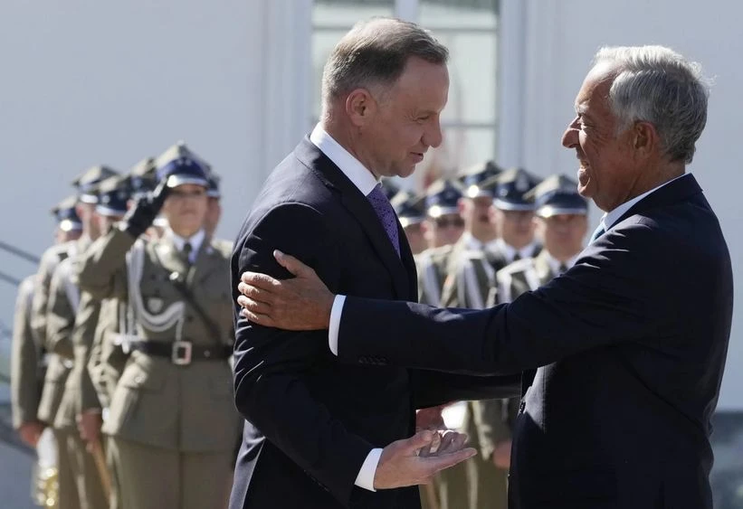 Tổng thống Ba Lan Andrzej Duda (trái) chào đón Tổng thống Bồ Đào Nha Marcelo Rebelo de Sousa tại thủ đô Warsaw (Ba Lan) ngày 22-8. Ảnh: AP