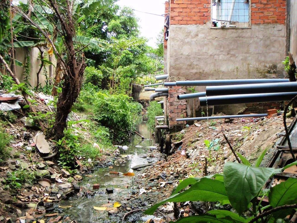 Hướng thoát nước từ sân bay ra kênh A41 thường xuyên bị tắc nghẽn, do bị lấn chiếm. Ảnh: TNĐT